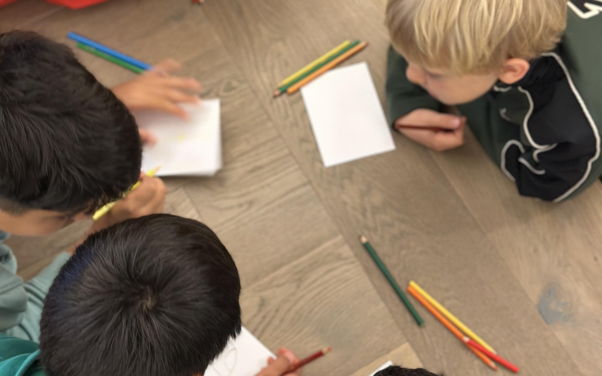 Kinder beim Zeichnen